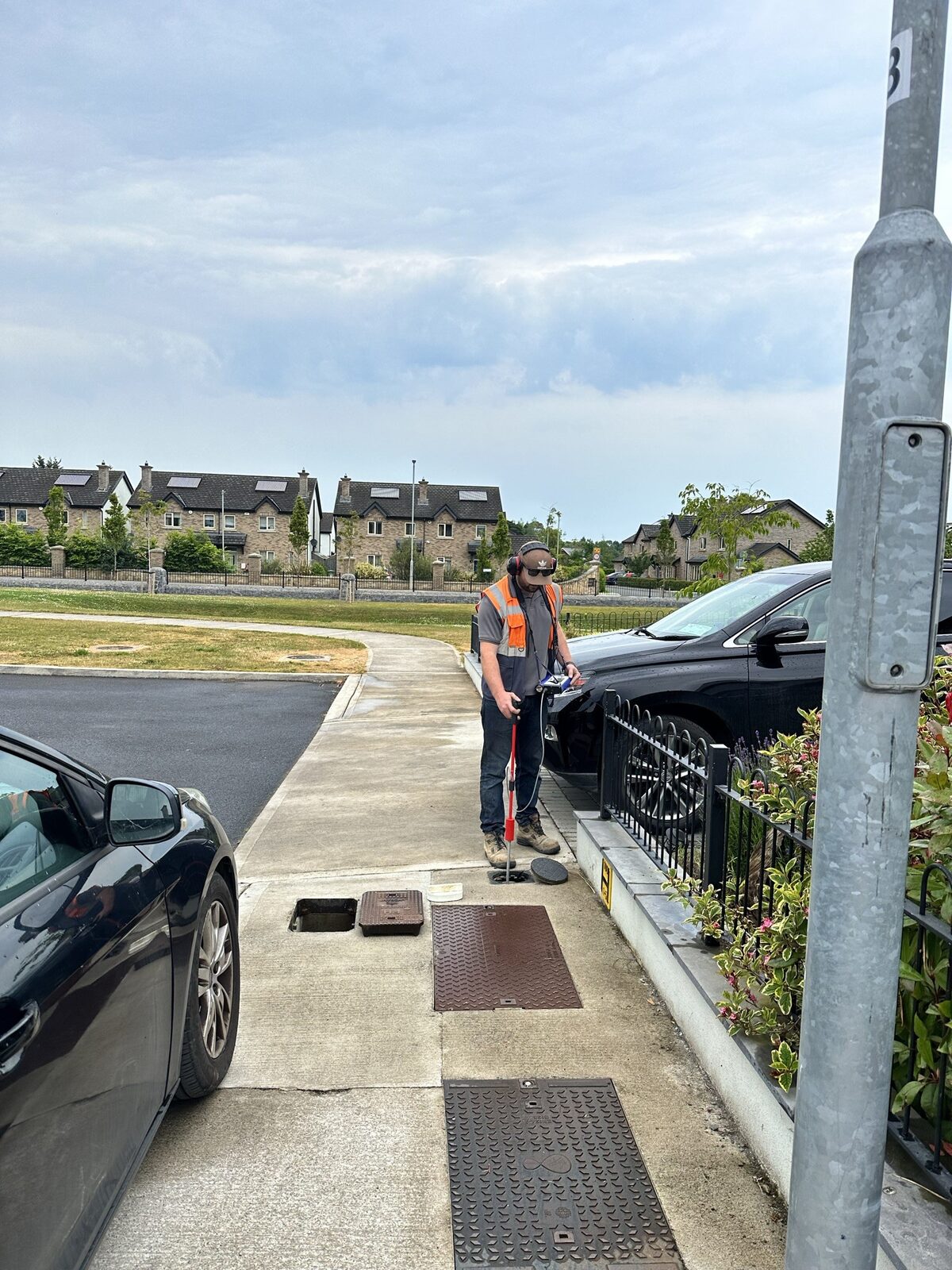 Acoustic leak detection with noise correlator on buried water main