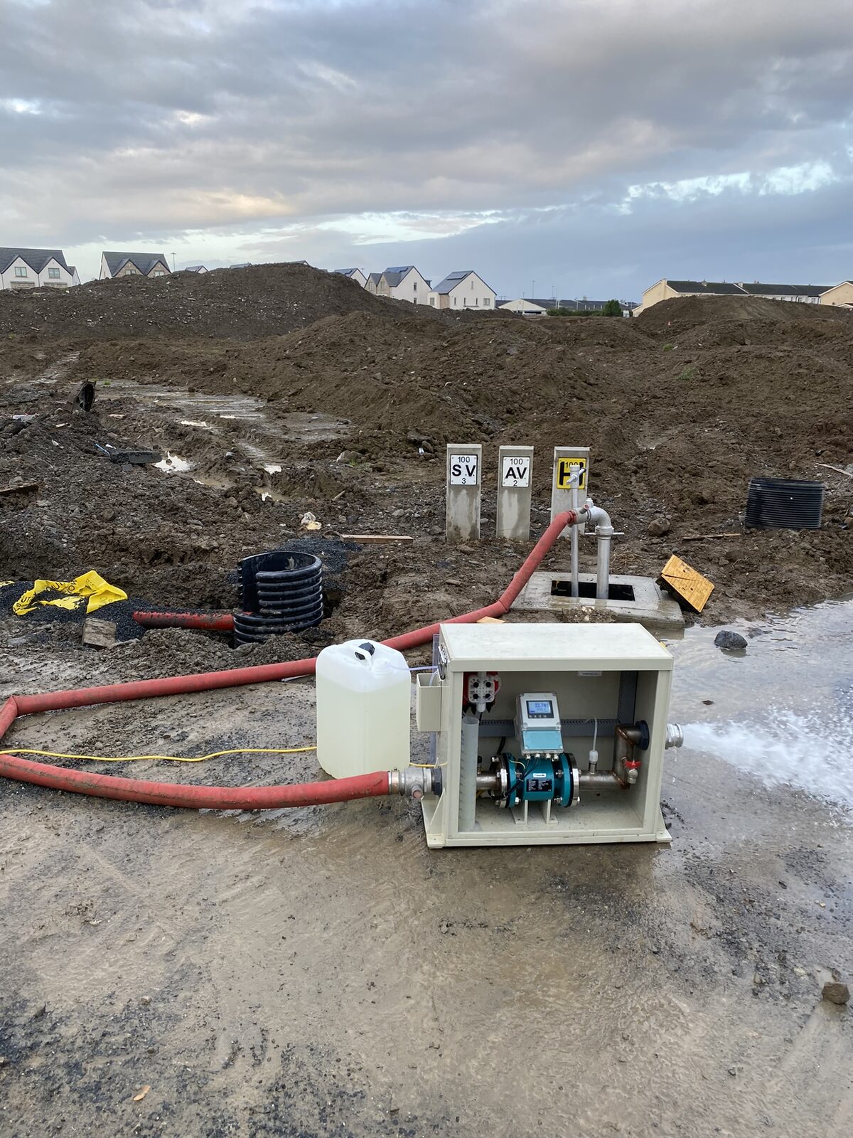 De-chlorination of water main discharge before disposal